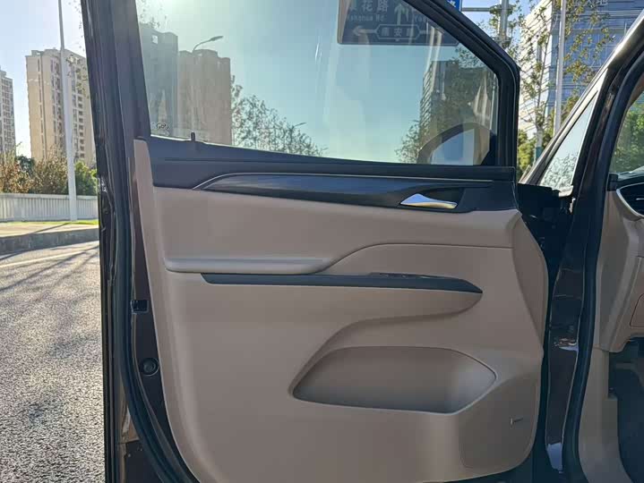 Фото 6 - Buick GL8 ES