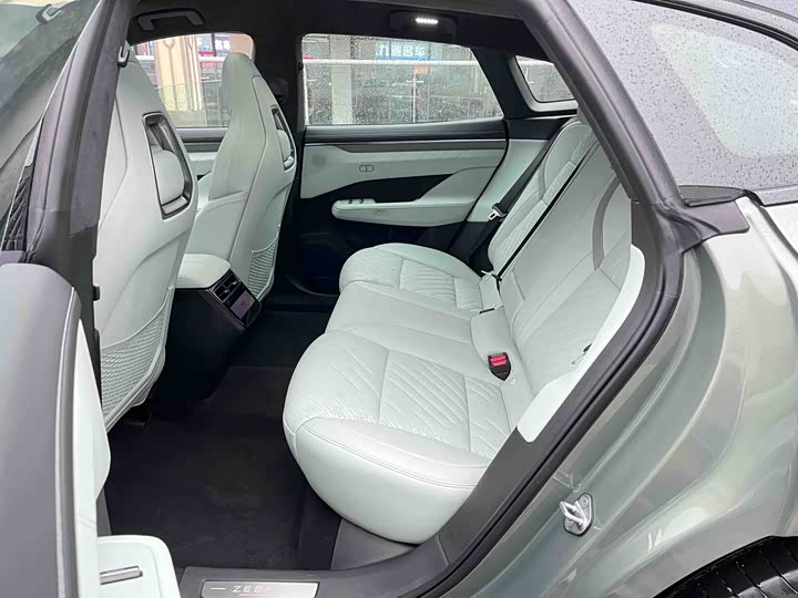 Фото 12 - Zeekr 001