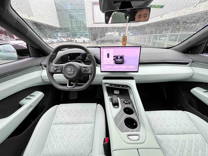 Фото 14 - Zeekr 001