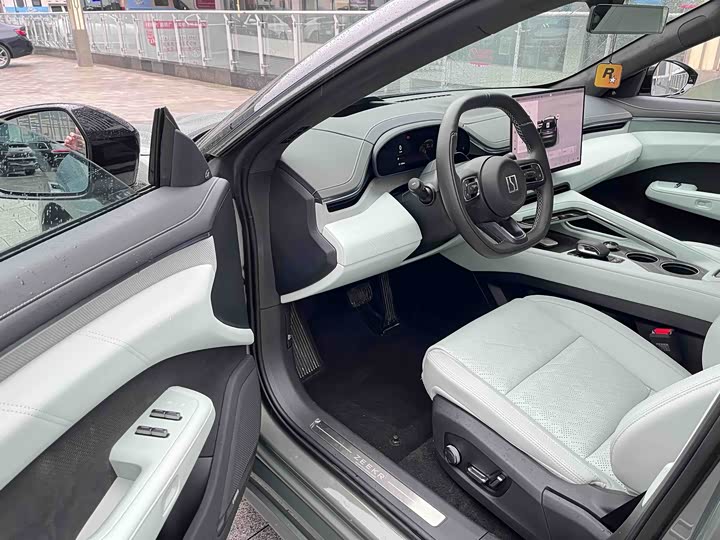 Фото 7 - Zeekr 001