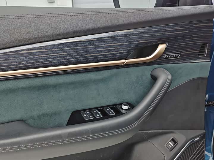 Фото 17 - Geely Monjaro