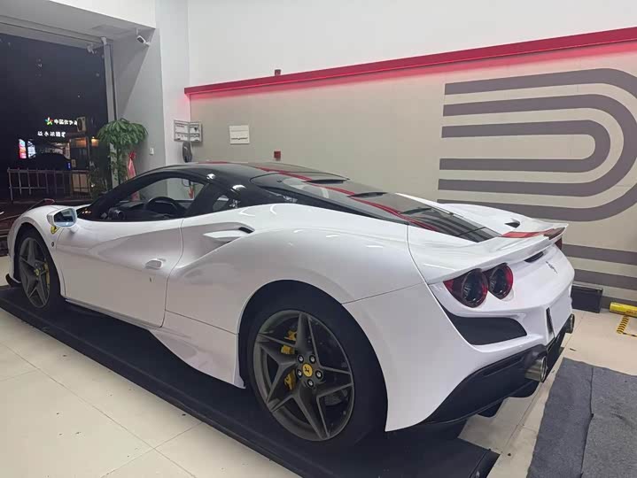 Фото 2 - Ferrari F8