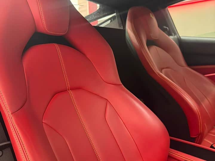 Фото 7 - Ferrari F8