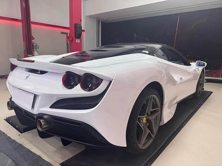 Фото 8 - Ferrari F8