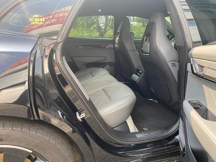 Фото 14 - Zeekr 001