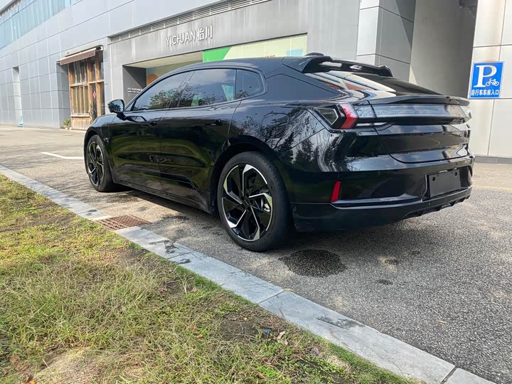 Фото 15 - Zeekr 001