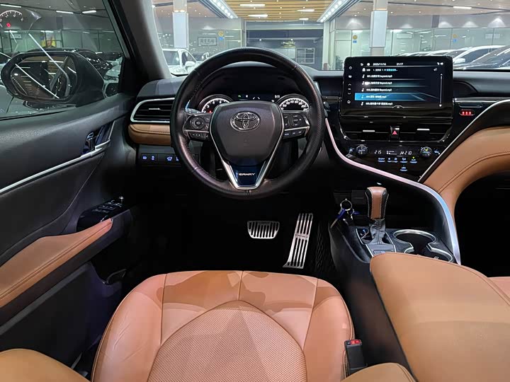 Фото 10 - Toyota Camry