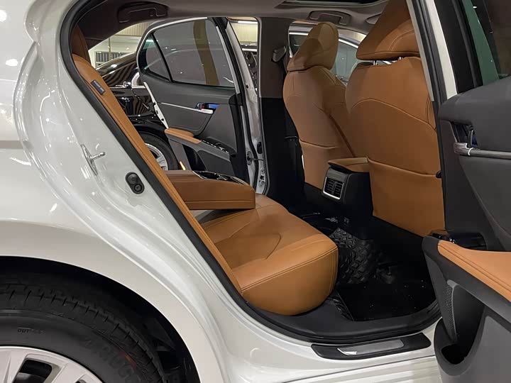 Фото 11 - Toyota Camry