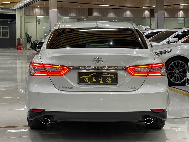 Фото 12 - Toyota Camry