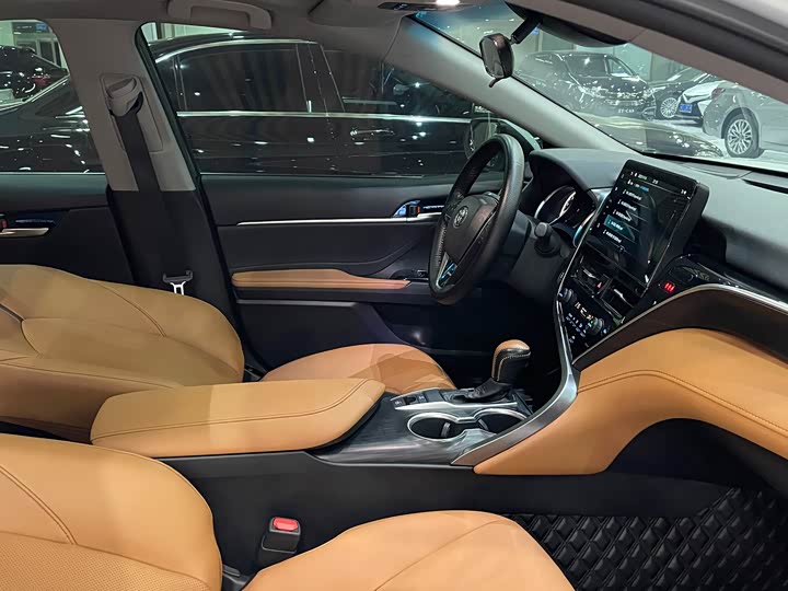 Фото 13 - Toyota Camry