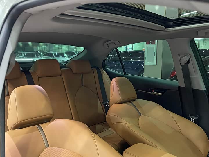 Фото 14 - Toyota Camry