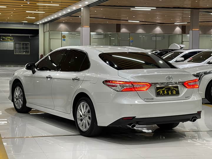 Фото 16 - Toyota Camry