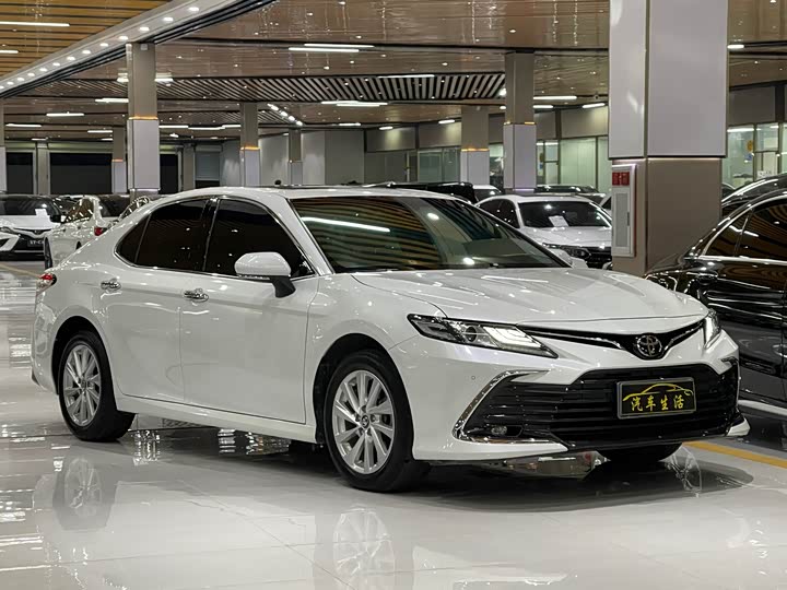 Фото 2 - Toyota Camry