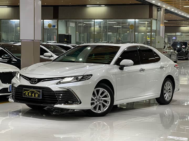 Фото 4 - Toyota Camry