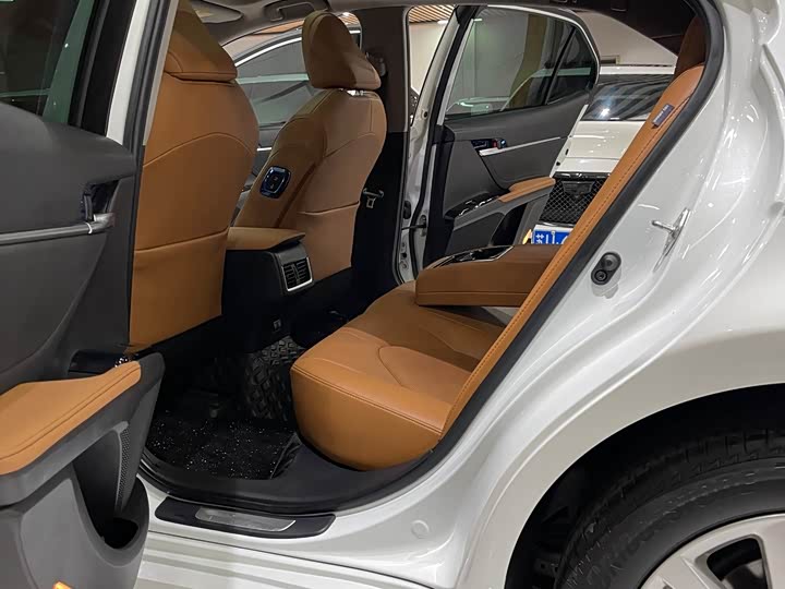 Фото 7 - Toyota Camry