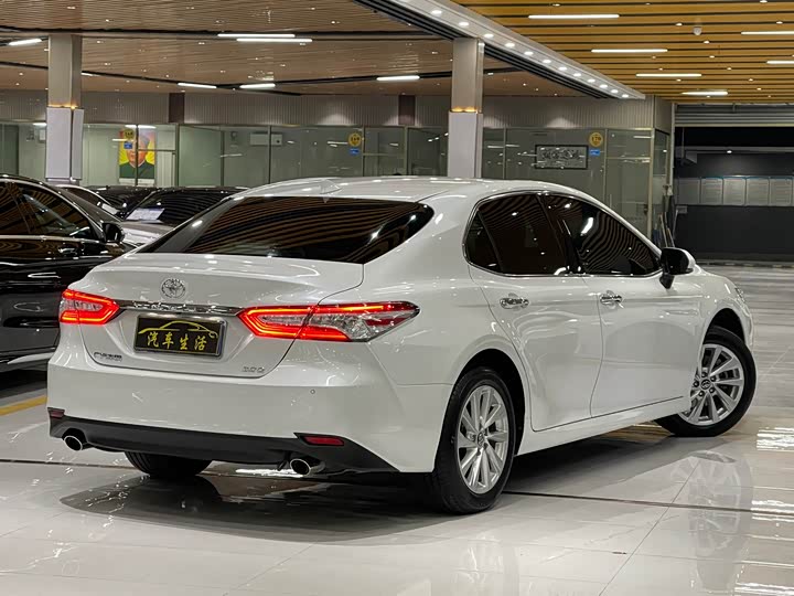 Фото 8 - Toyota Camry