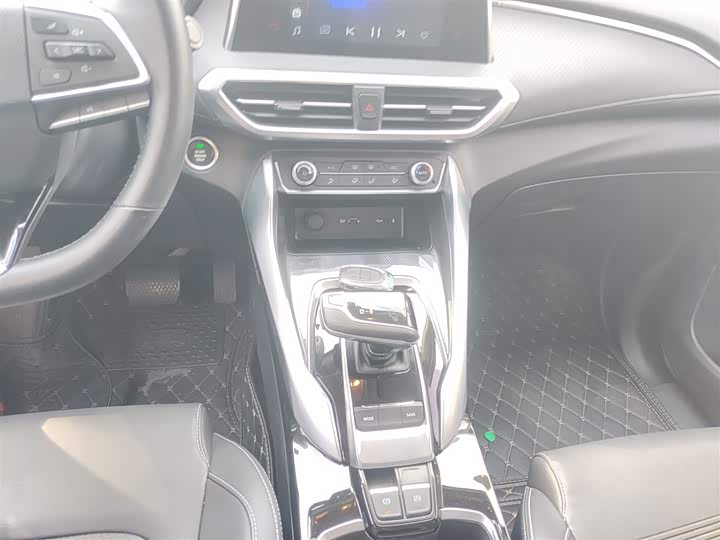 Фото 14 - Maxus Euniq 5