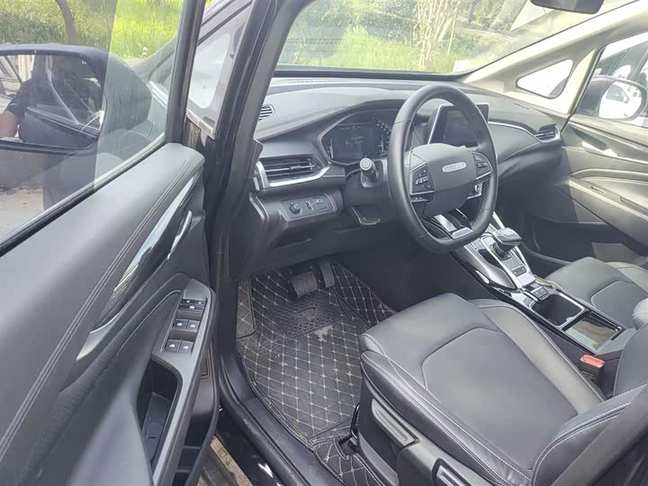 Фото 16 - Maxus Euniq 5