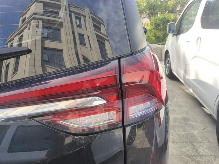 Фото 8 - Maxus Euniq 5