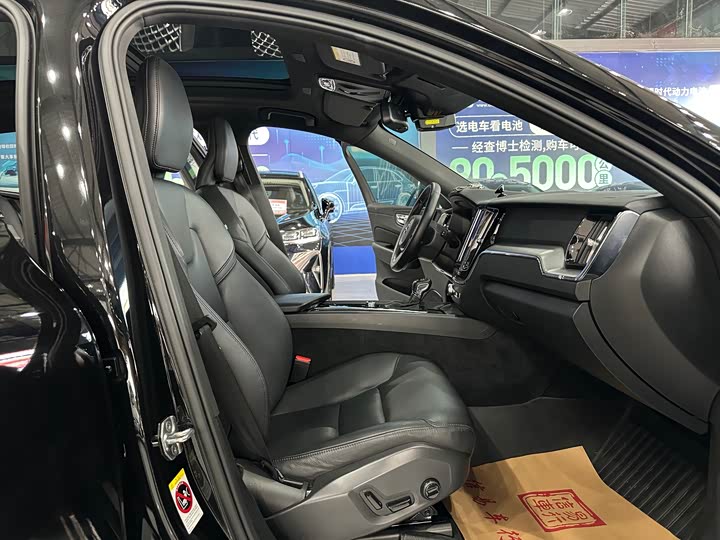 Фото 9 - Volvo XC60