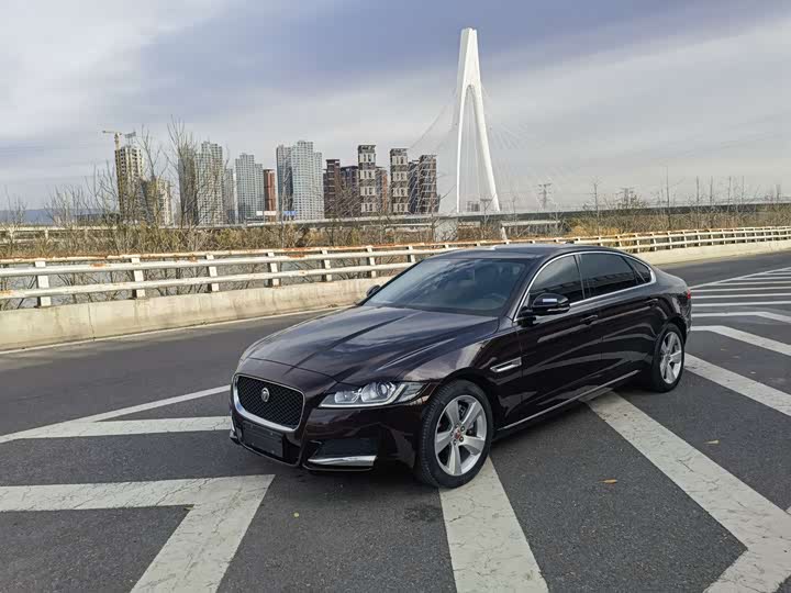 Фото 1 - Jaguar XF L