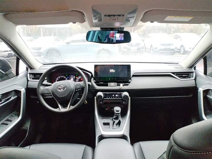 Фото 10 - Toyota RAV4