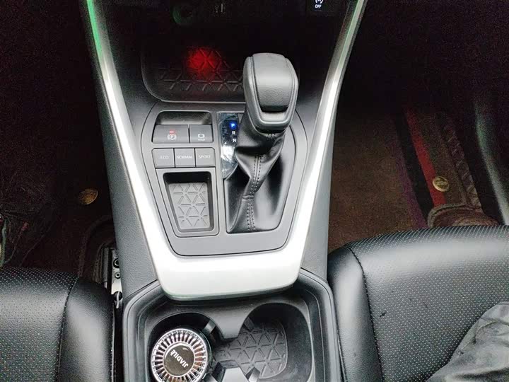 Фото 14 - Toyota RAV4