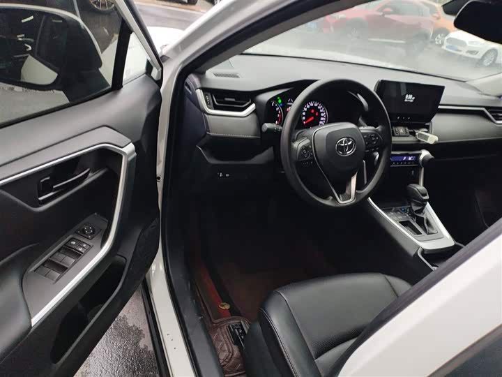 Фото 16 - Toyota RAV4