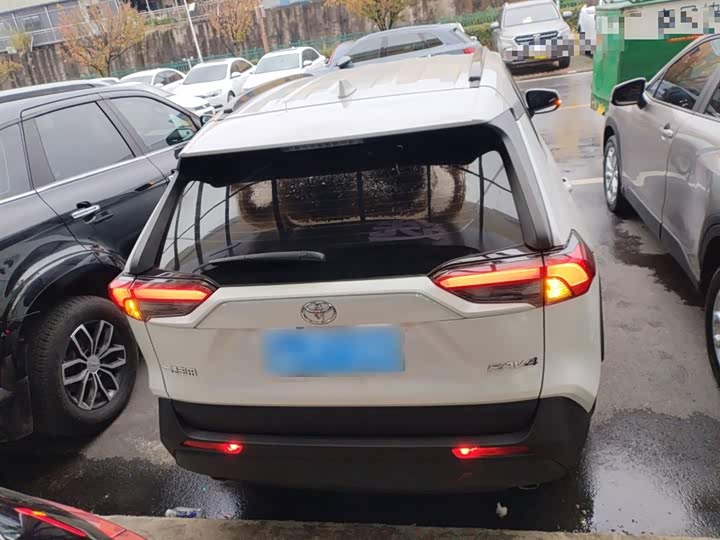 Фото 6 - Toyota RAV4