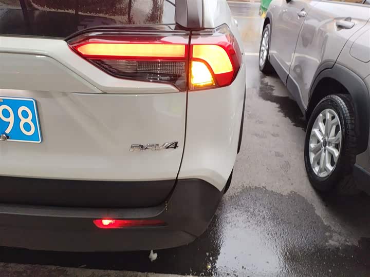 Фото 8 - Toyota RAV4