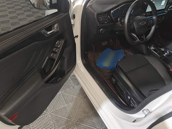 Фото 16 - Ford Focus