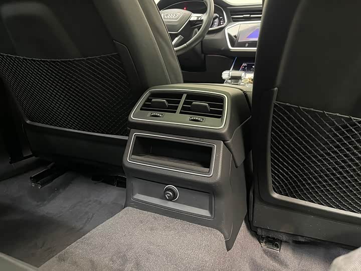 Фото 13 - Audi A6L