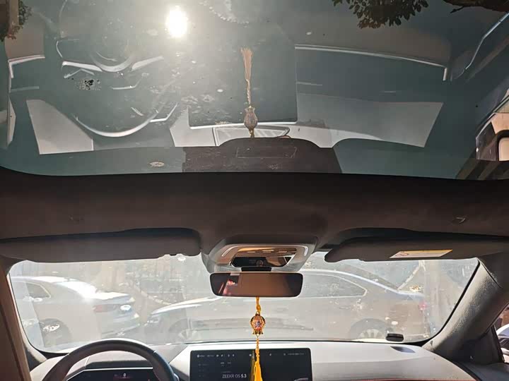 Фото 9 - Zeekr 001