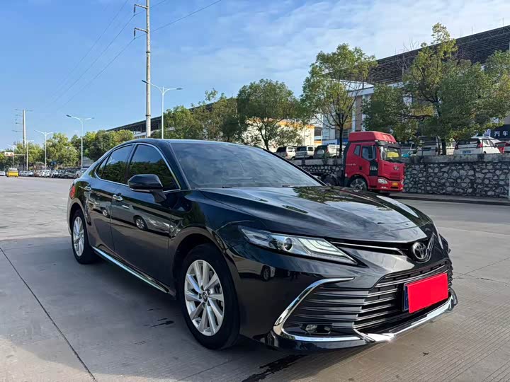 Фото 1 - Toyota Camry