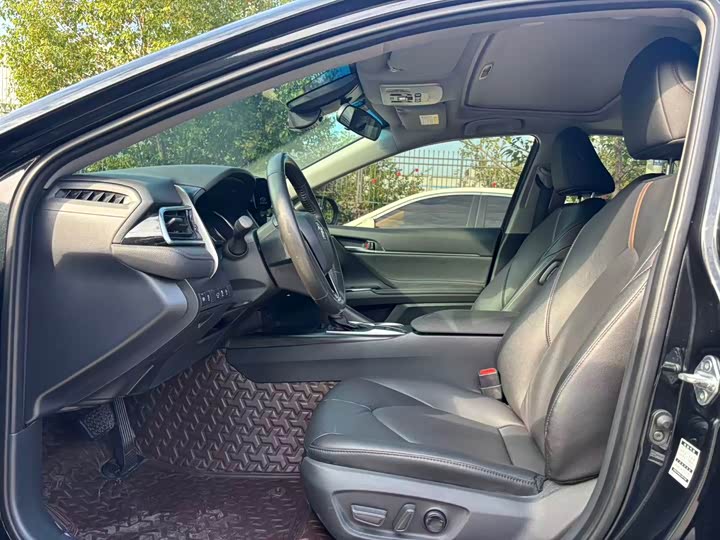 Фото 4 - Toyota Camry