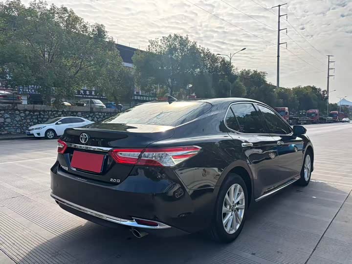 Фото 7 - Toyota Camry