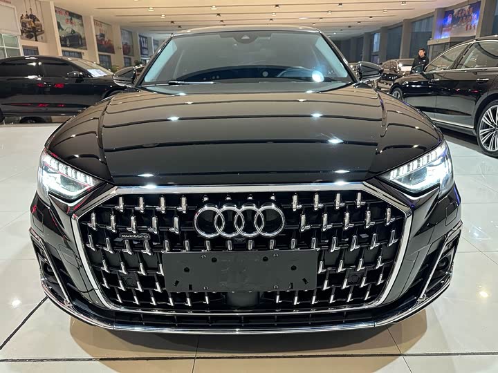 Фото 1 - Audi A8