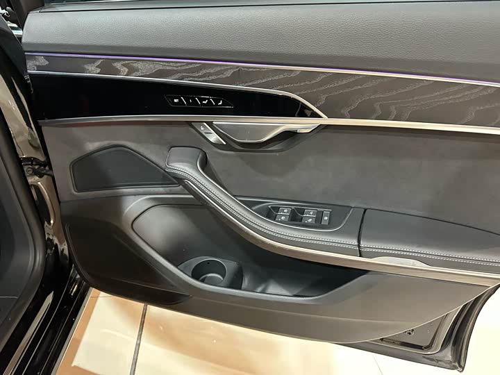 Фото 10 - Audi A8