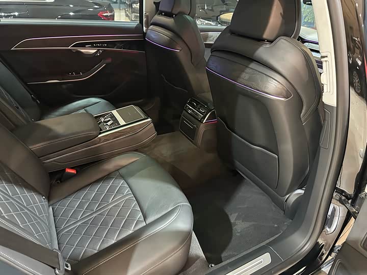 Фото 7 - Audi A8