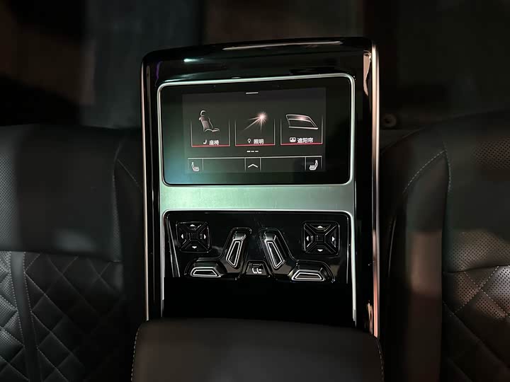 Фото 8 - Audi A8