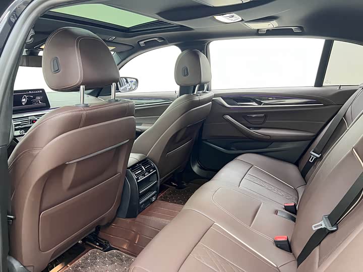 Фото 18 - BMW 5 Series