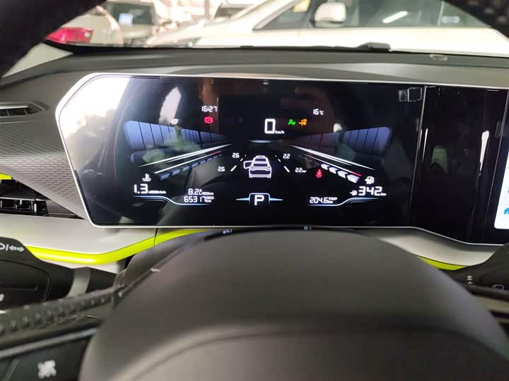 Фото 12 - Geely Coolray