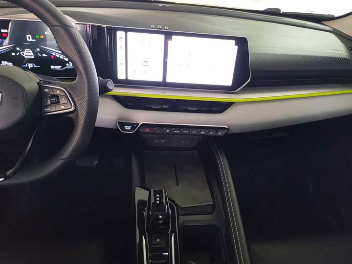 Фото 13 - Geely Coolray