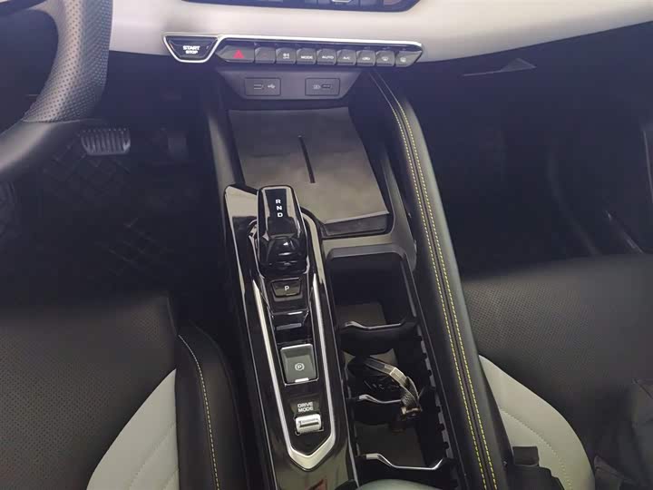 Фото 14 - Geely Coolray