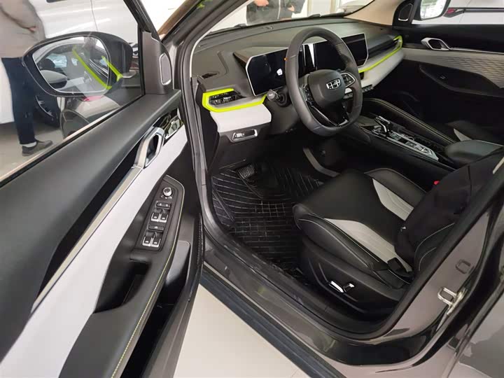 Фото 16 - Geely Coolray