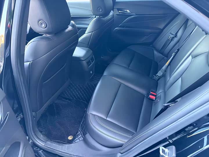 Фото 10 - Cadillac CT4