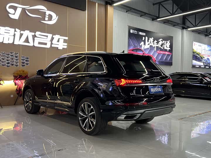 Фото 13 - Audi Q7