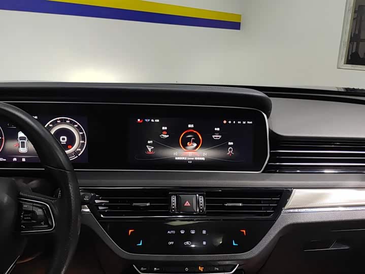 Фото 13 - Hongqi HS5