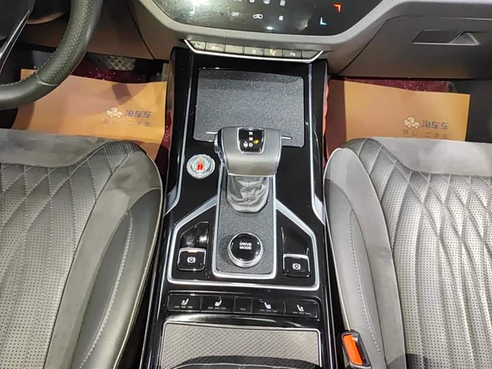 Фото 16 - Hongqi HS5