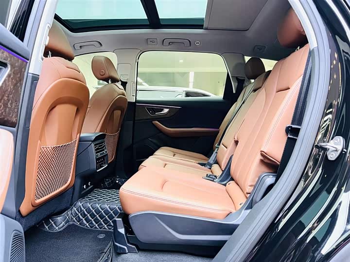 Фото 16 - Audi Q7